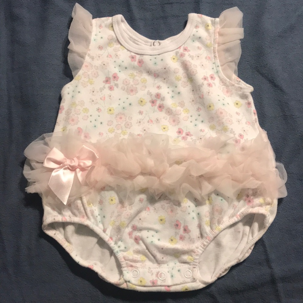 3-6 month baby girl outfit. Never worn